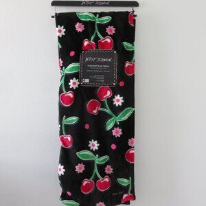 Betsey Johnson Ultra Soft Plush Throw Blanket (50 in x 70 in)